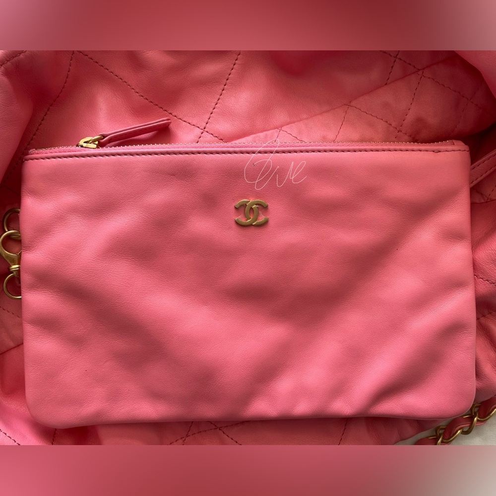 SOLD‼️CHANEL Shiny Calfskin Chanel 22 Removable Pouch